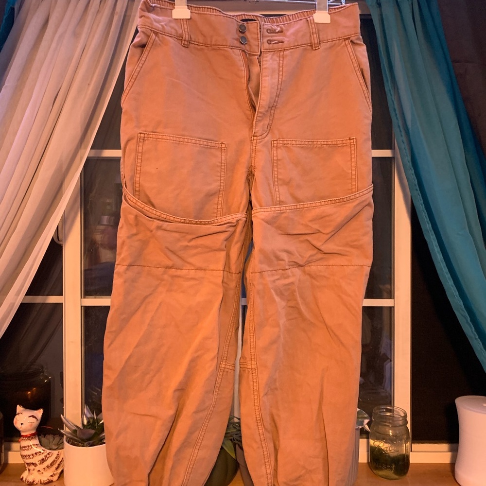 Loose mid waisted pants with tons of pockets
